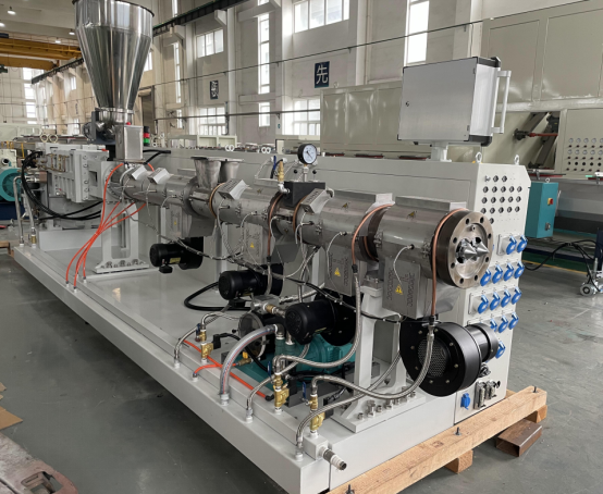 Ting som utgjør ekstruderingslinje for plastrør